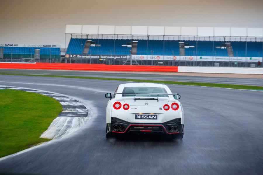  Nissan GT-R Nismo 2017 года  (UK) (фото 18 из 21)